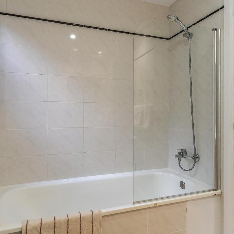 Canela Homes BARCELONA NINOT - Three-Bedroom Apartment - 32