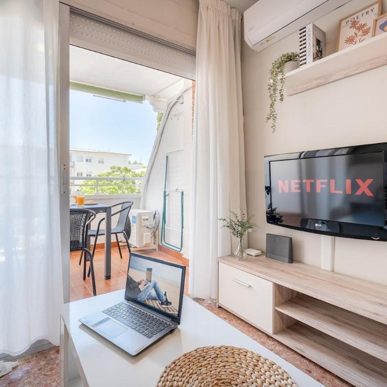 Salou Studio by Beach & Pool - AC - Free Parking - Apartment with Pool View - 2