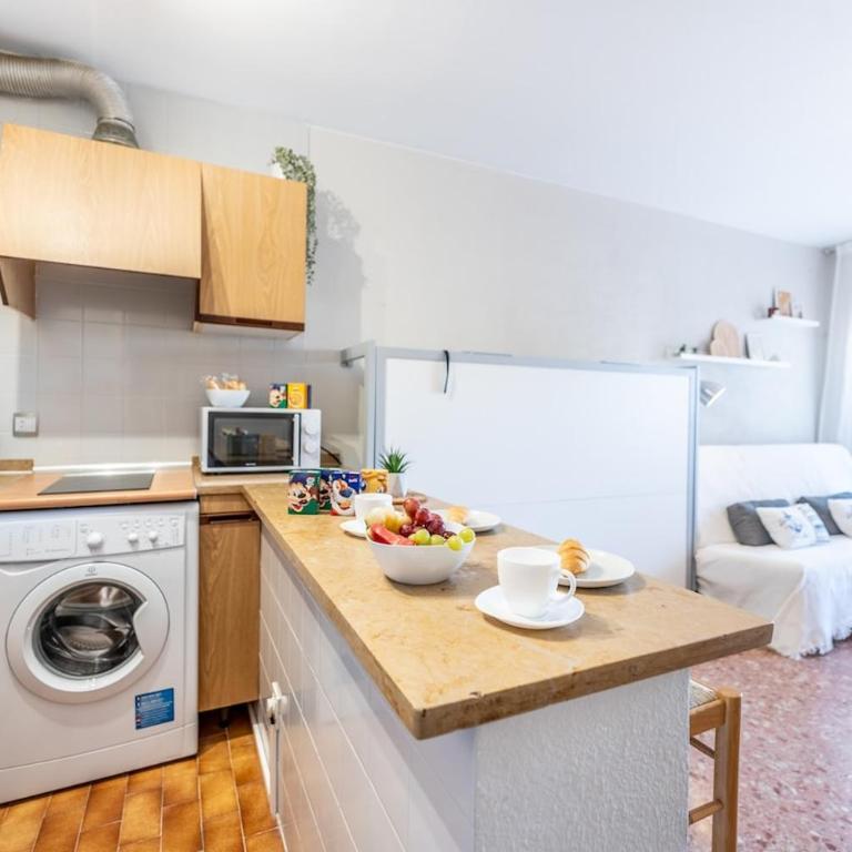 Salou Studio by Beach & Pool - AC - Free Parking - Apartment with Pool View - 24