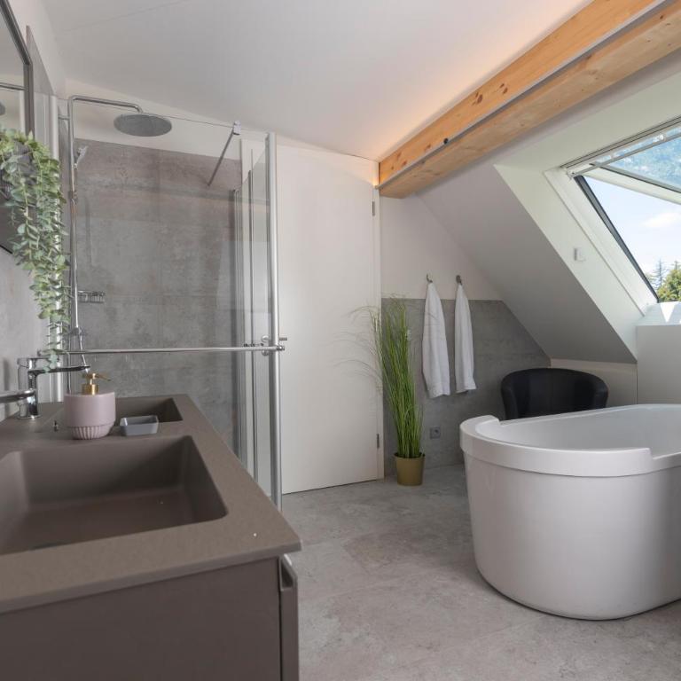 SEE & THE CITY apartments - One-Bedroom Apartment with Balcony and Mountain View - 2