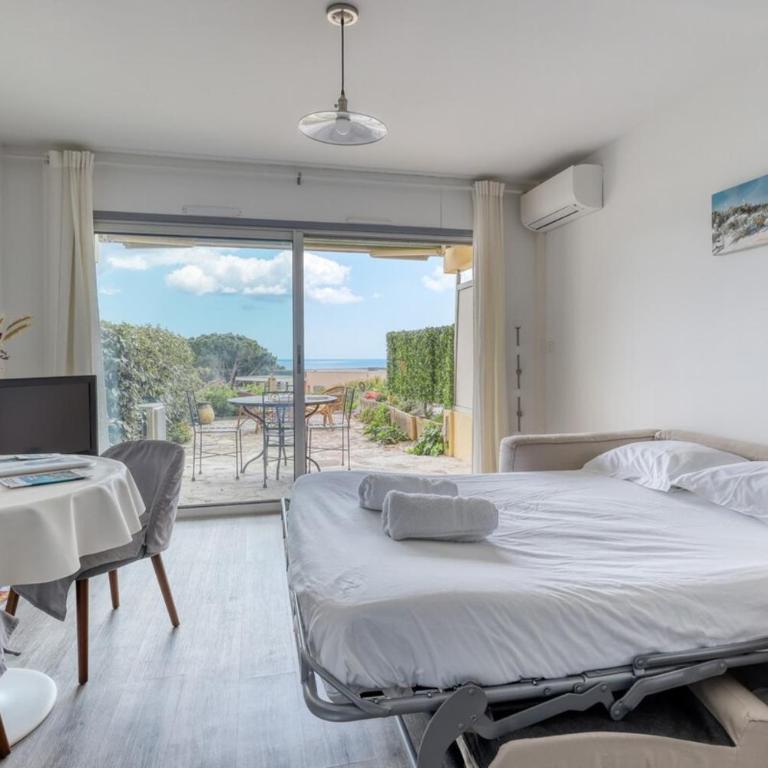 Peaceful Retreat with Stunning Sea View Private Terrace & Garden - Studio - 11