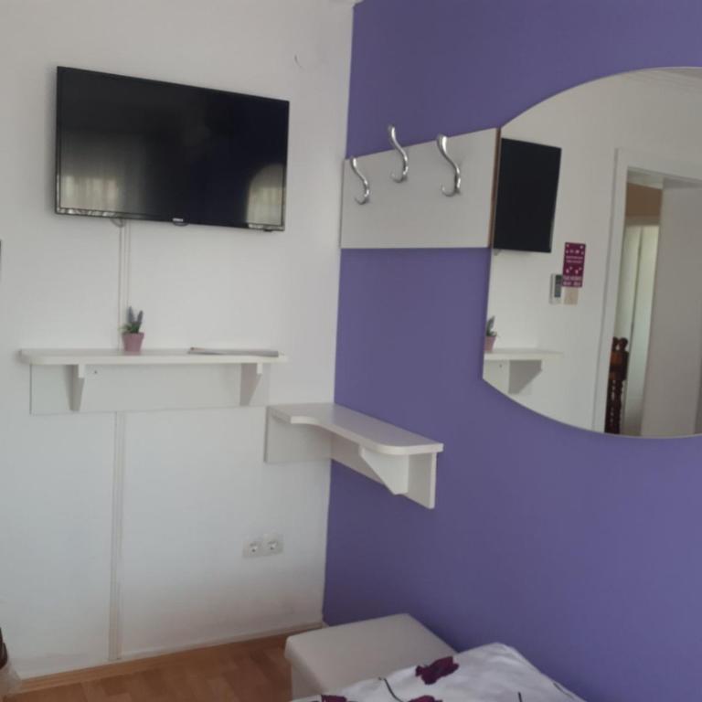 Hostel Mirror - Deluxe Double or Twin Room - 3