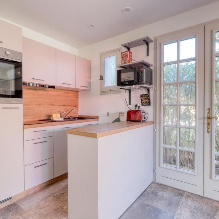 Magnificent NEWLY renovated close to beach & swimming pool - Studio - 12