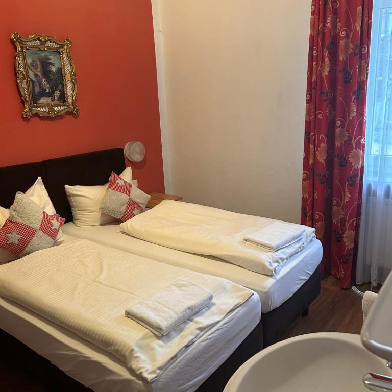 Hotel Pension Haydn - Chambre Double - Salle de Bains Commune - 2