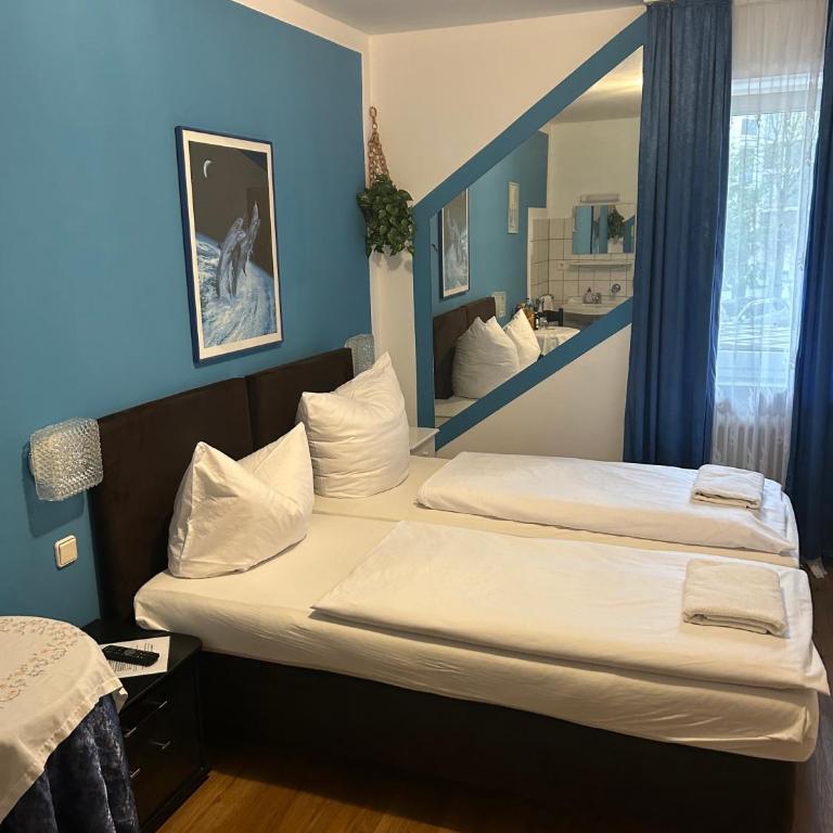 Hotel Pension Haydn - Chambre Double - Salle de Bains Commune - 1