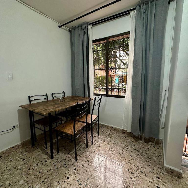 Cómodo en zona residencial a 1m de Av. el poblado - Studio Apartment - 56