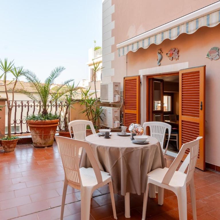 Terrazza Privata-A 2 Passi dal mare- "Versilia Royal" - Appartamento con 2 Camere da Letto - 13