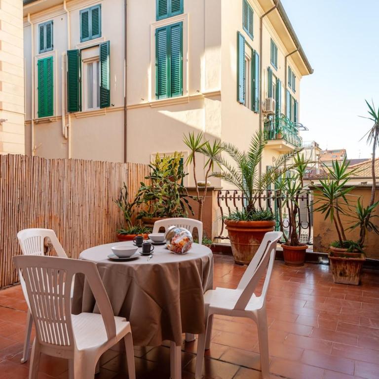Terrazza Privata-A 2 Passi dal mare- "Versilia Royal" - Appartamento con 2 Camere da Letto - 14