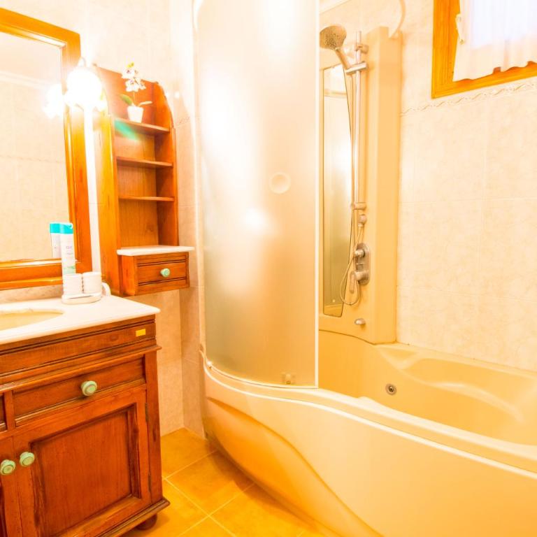 Sunny villa with private pool, AC and WIFI - Four-Bedroom House - 14