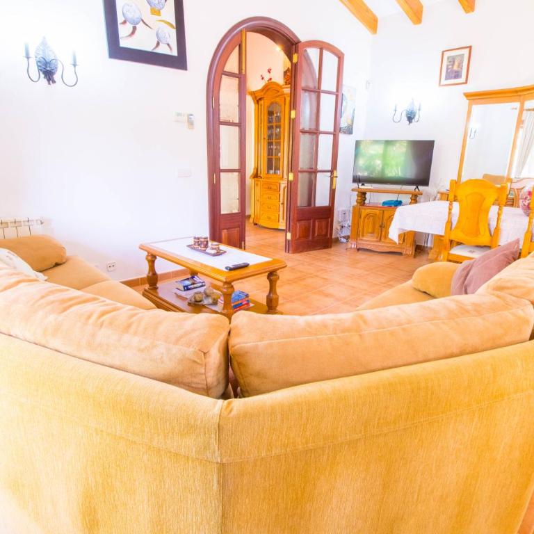 Sunny villa with private pool, AC and WIFI - Four-Bedroom House - 15