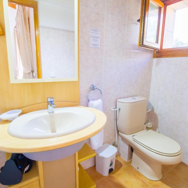 Sunny villa with private pool, AC and WIFI - Four-Bedroom House - 17