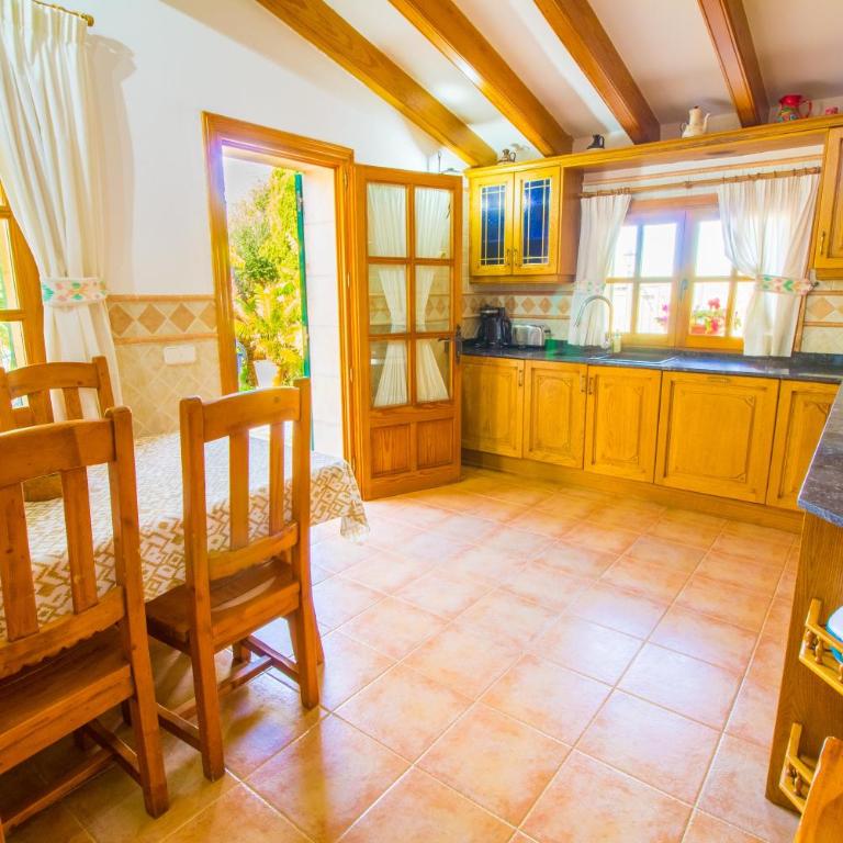 Sunny villa with private pool, AC and WIFI - Four-Bedroom House - 21