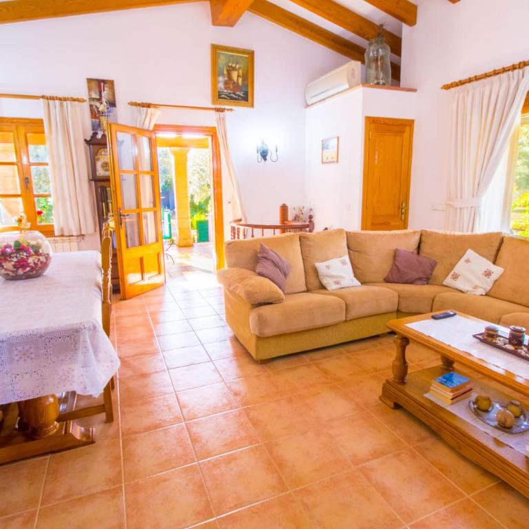 Sunny villa with private pool, AC and WIFI - Four-Bedroom House - 24