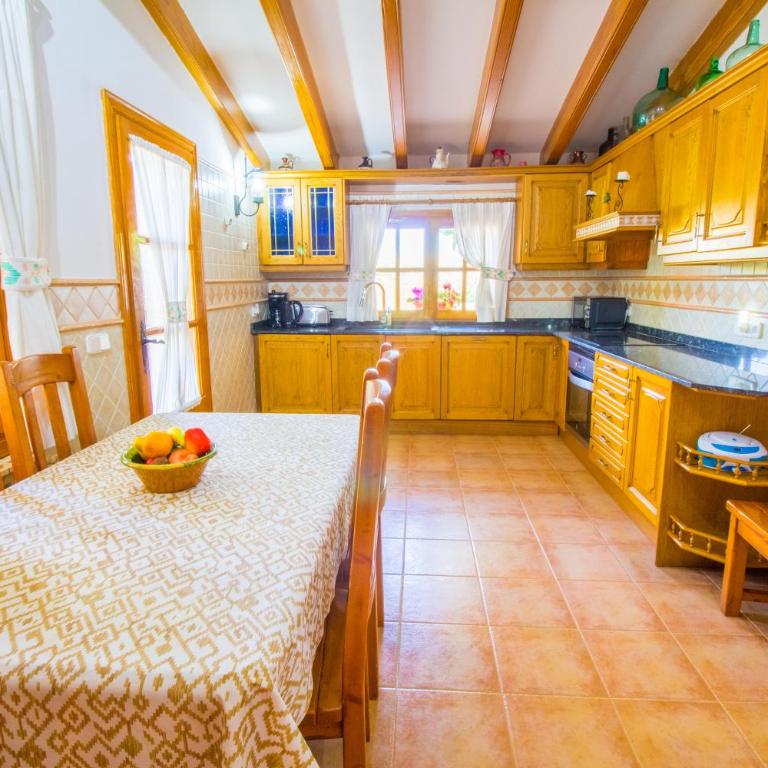 Sunny villa with private pool, AC and WIFI - Four-Bedroom House - 27