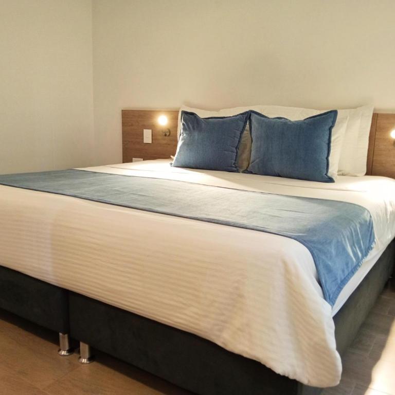 Hotel Lomas 10 Medellin - Deluxe King Room - 5