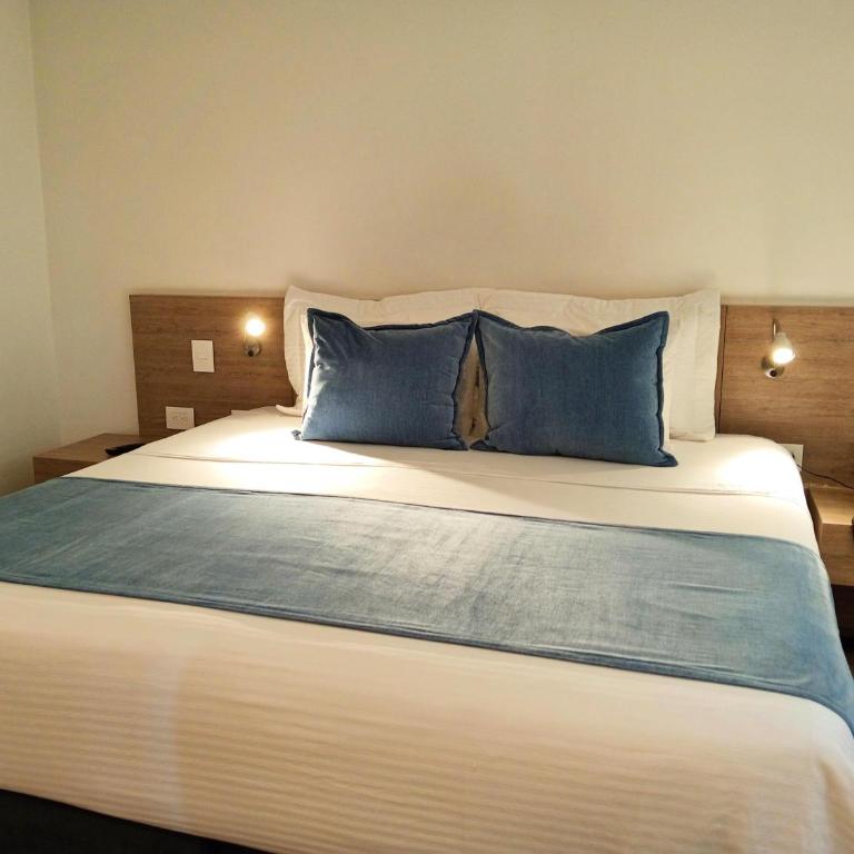 Hotel Lomas 10 Medellin - Deluxe King Room - 7