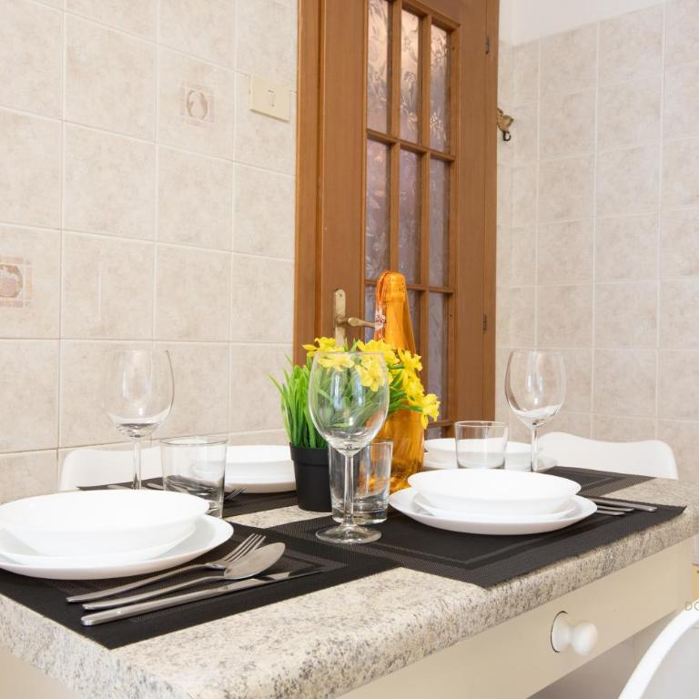 Domvs Clavdia - 7min to Colosseum by Metro, Station under apt, Roma, 6pax, A-C - Appartamento con 3 Camere da Letto - 34