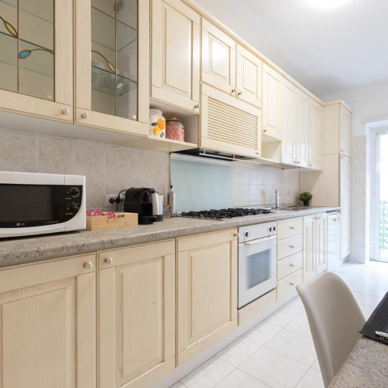 Domvs Clavdia - 7min to Colosseum by Metro, Station under apt, Roma, 6pax, A-C - Appartamento con 3 Camere da Letto - 32