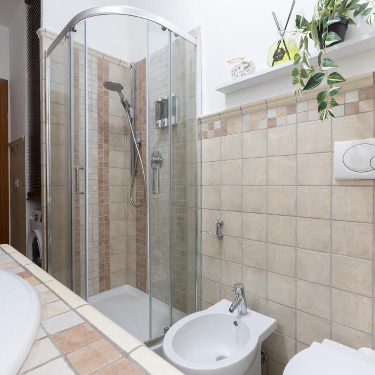 Domvs Clavdia - 7min to Colosseum by Metro, Station under apt, Roma, 6pax, A-C - Appartamento con 3 Camere da Letto - 35
