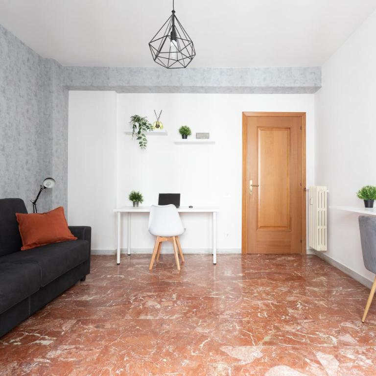 Domvs Clavdia - 7min to Colosseum by Metro, Station under apt, Roma, 6pax, A-C - Appartamento con 3 Camere da Letto - 25