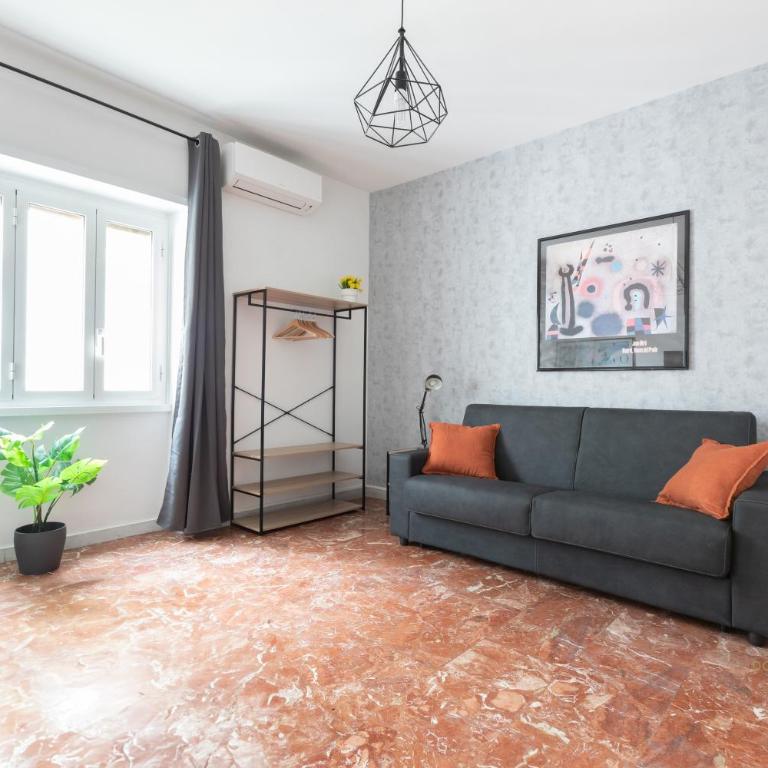 Domvs Clavdia - 7min to Colosseum by Metro, Station under apt, Roma, 6pax, A-C - Appartamento con 3 Camere da Letto - 24