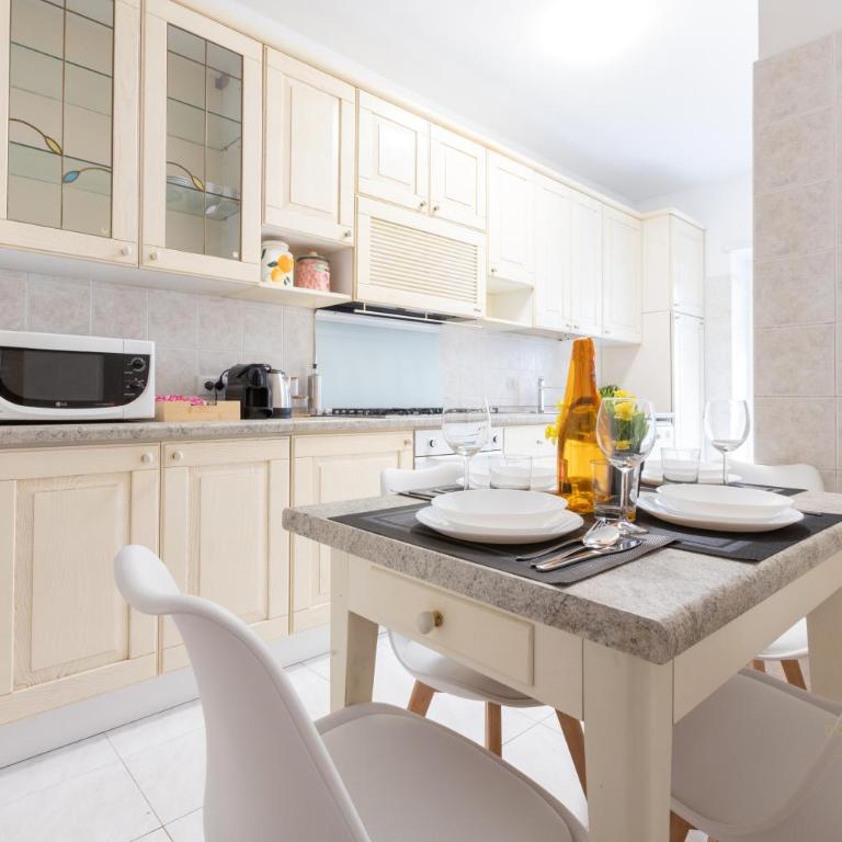 Domvs Clavdia - 7min to Colosseum by Metro, Station under apt, Roma, 6pax, A-C - Appartamento con 3 Camere da Letto - 7