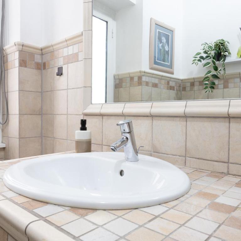 Domvs Clavdia - 7min to Colosseum by Metro, Station under apt, Roma, 6pax, A-C - Appartamento con 3 Camere da Letto - 36