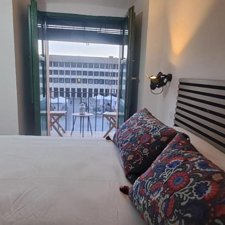 Hostel Plaza Mayor Corredera - Triple room with king bed - 1