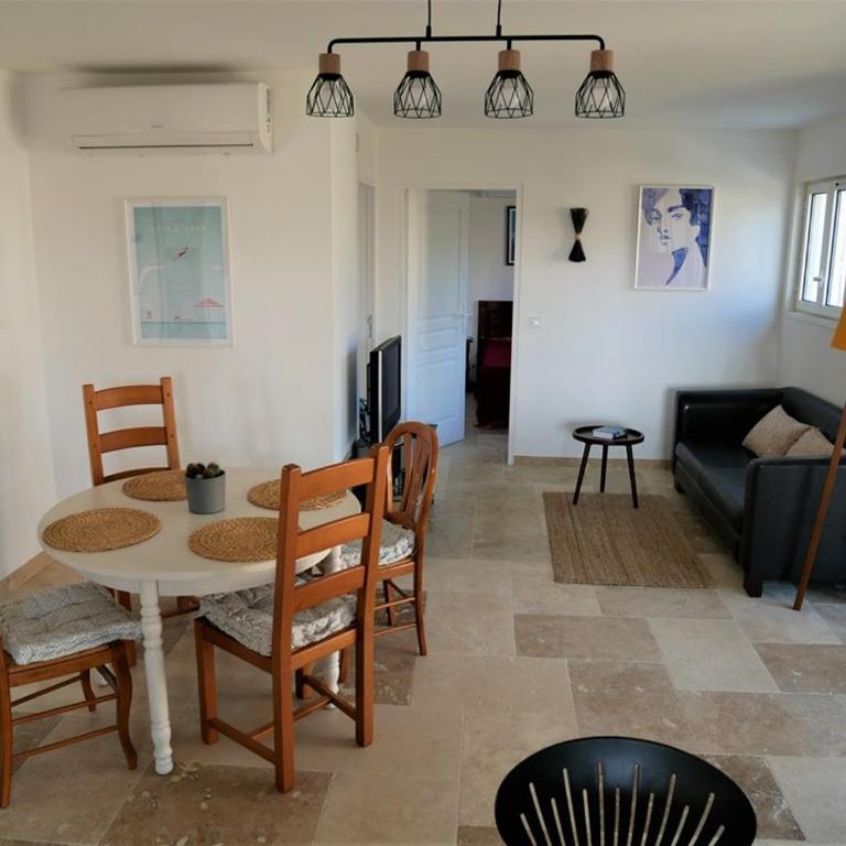 Bel appartement 3 pièces en villa climatisé 800m plage WIFI - Maison 2 Chambres - 12
