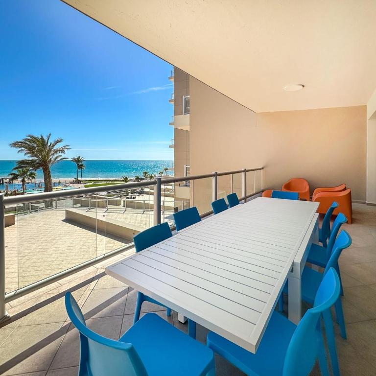 Luxury 4 Bed Condo with Huge Deck - Apartment - 4