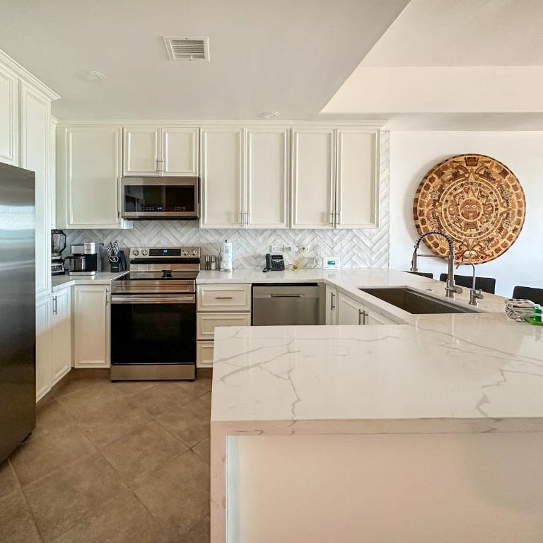 Luxury 4 Bed Condo with Huge Deck - Apartment - 13
