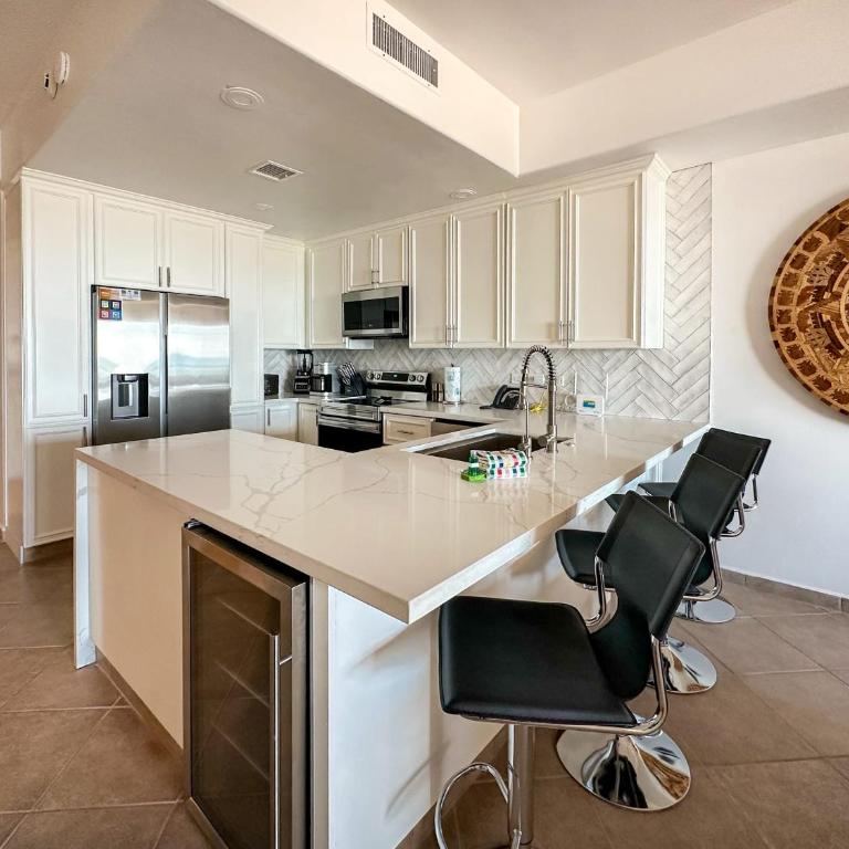 Luxury 4 Bed Condo with Huge Deck - Apartment - 14