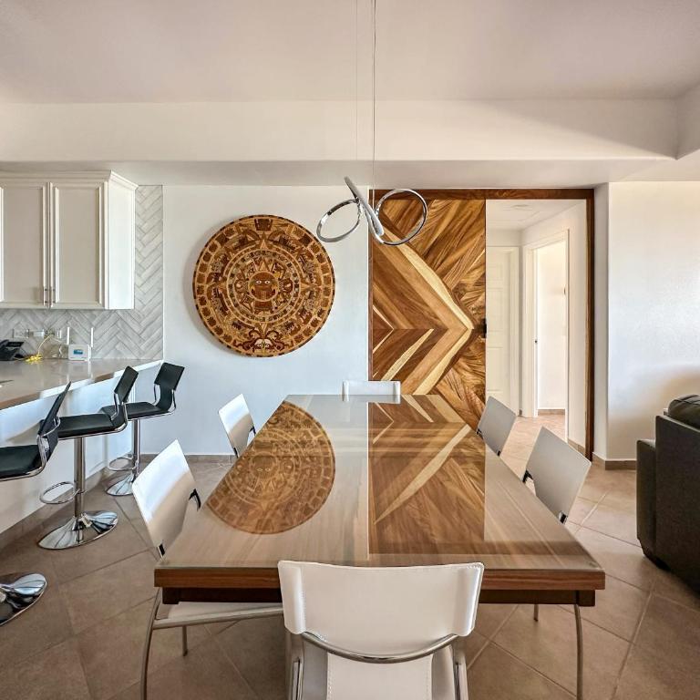 Luxury 4 Bed Condo with Huge Deck - Apartment - 18
