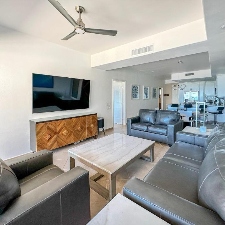 Luxury 4 Bed Condo with Huge Deck - Apartment - 22