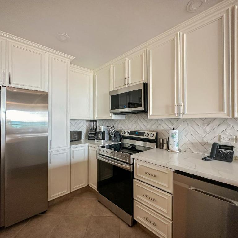Luxury 4 Bed Condo with Huge Deck - Apartment - 24