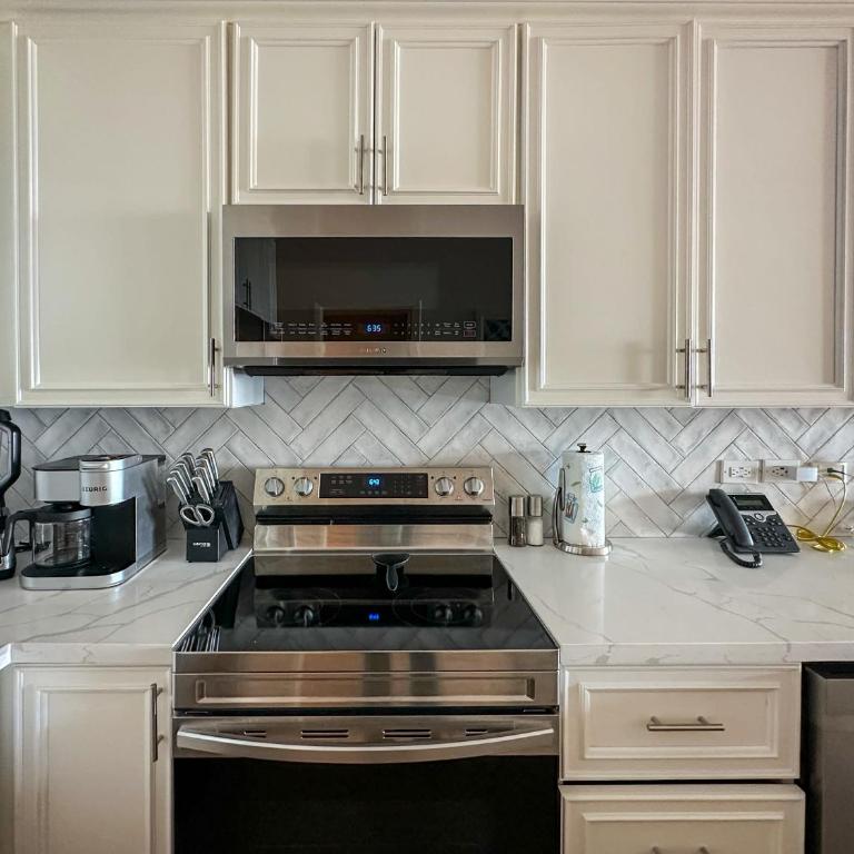 Luxury 4 Bed Condo with Huge Deck - Apartment - 27