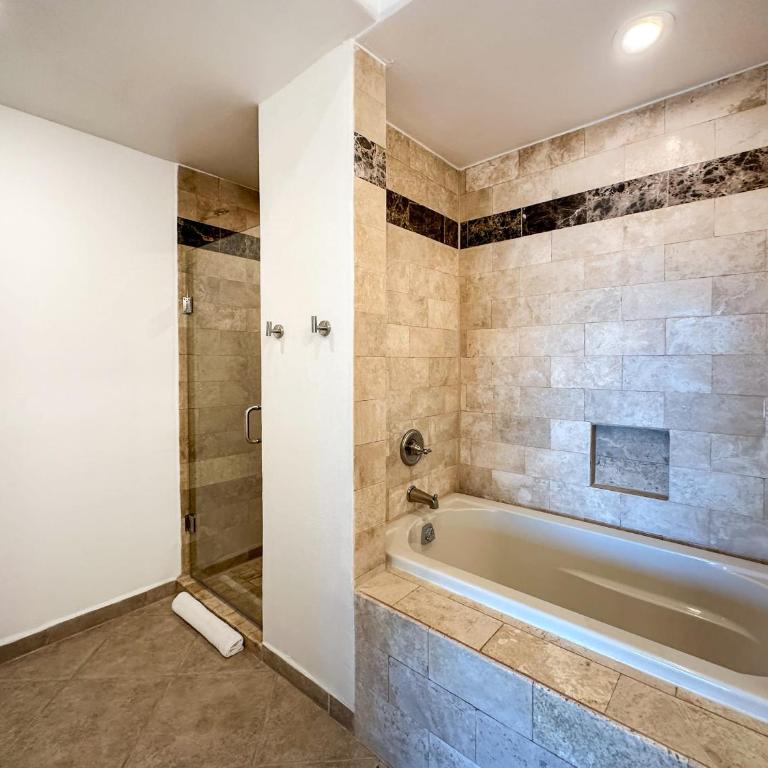 Luxury 4 Bed Condo with Huge Deck - Apartment - 36