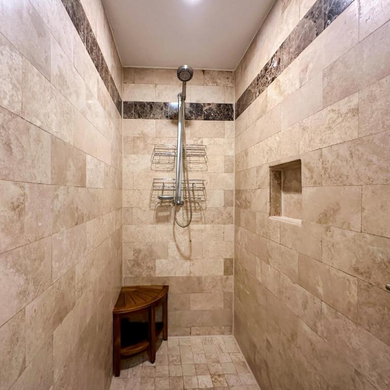 Luxury 4 Bed Condo with Huge Deck - Apartment - 40