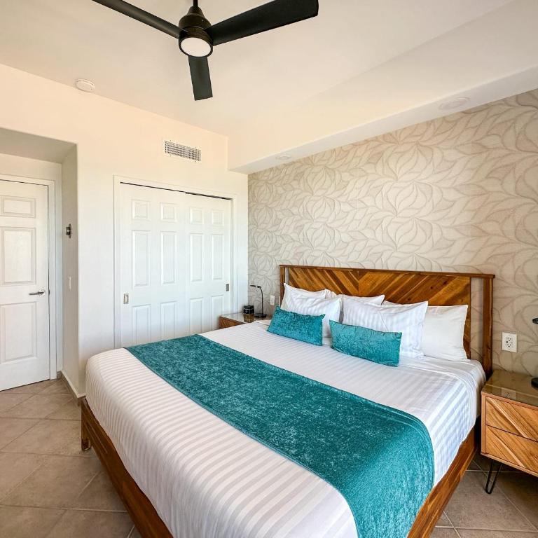 Luxury 4 Bed Condo with Huge Deck - Apartment - 47