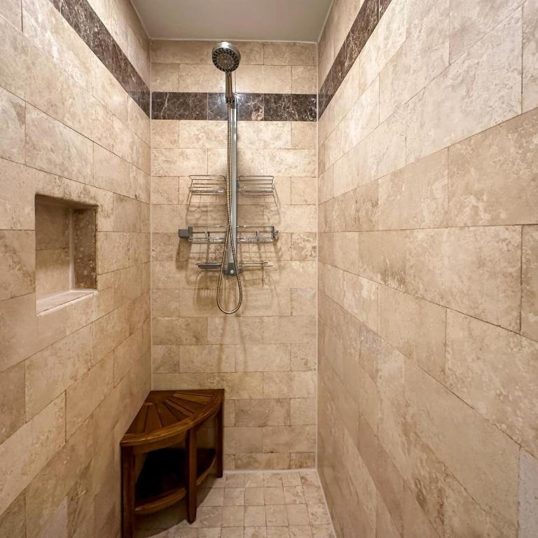 Luxury 4 Bed Condo with Huge Deck - Apartment - 51