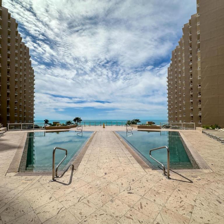 Luxury 4 Bed Condo with Huge Deck - Apartment - 96