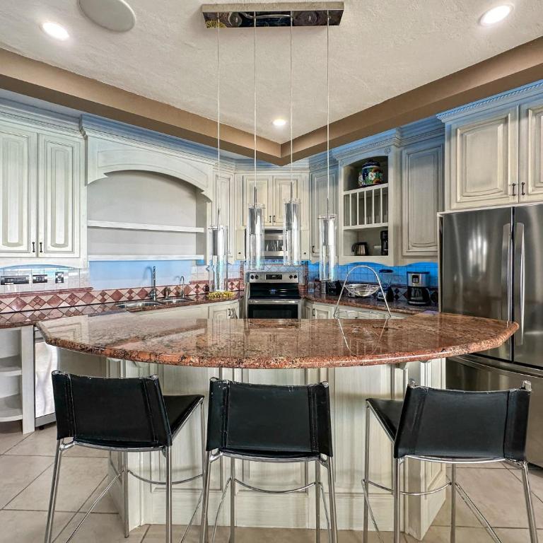 2BR Beachfront Condo on Sandy Beach #703 - Apartment - 5