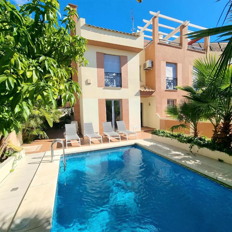 Stunning Home with Outdoor Swimmingpool, 4 Bedrooms and Wifi - Four-Bedroom House - 1