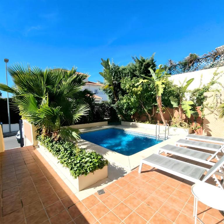 Stunning Home with Outdoor Swimmingpool, 4 Bedrooms and Wifi - Four-Bedroom House - 5