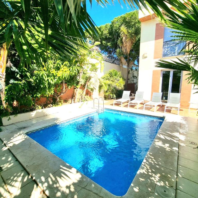 Stunning Home with Outdoor Swimmingpool, 4 Bedrooms and Wifi - Four-Bedroom House - 4