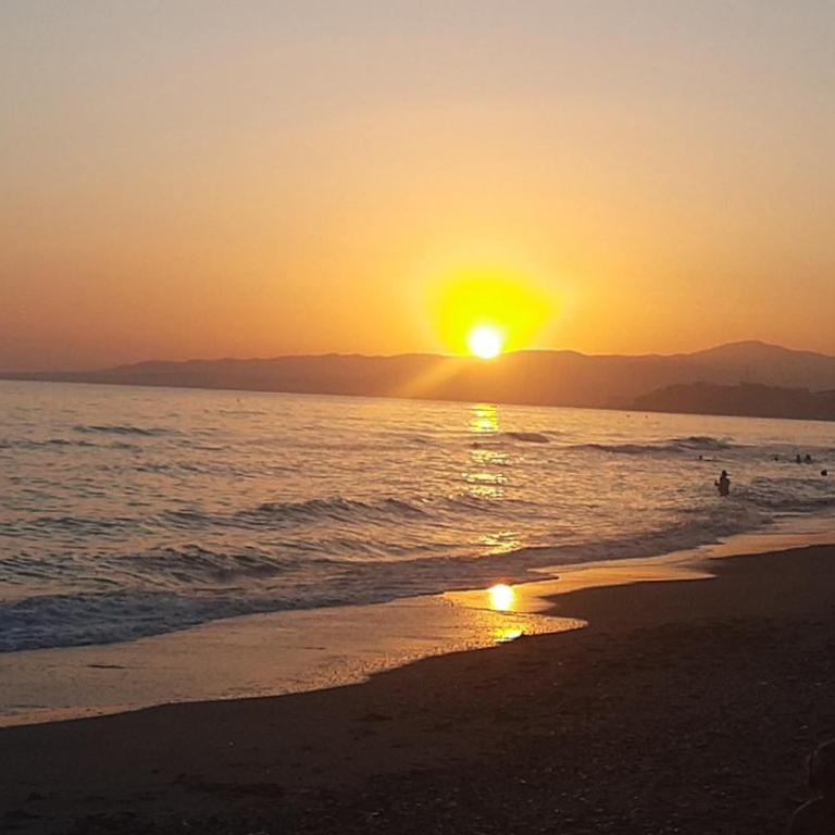 Apartamento en primera línea de playa, con piscina y garaje en Torrox Costa - Apartamento de 1 dormitorio - 5