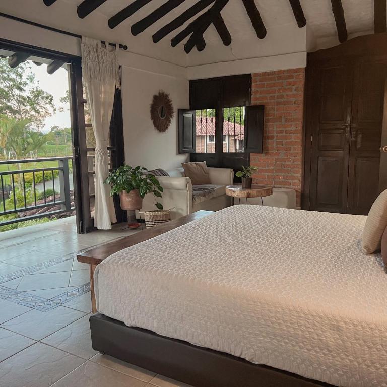 Finca Hotel Casa Nostra, villa Mariana - Suite con cama grande y vistas a la piscina - 7