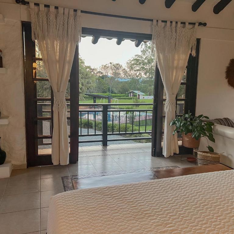 Finca Hotel Casa Nostra, villa Mariana - Suite con cama grande y vistas a la piscina - 11