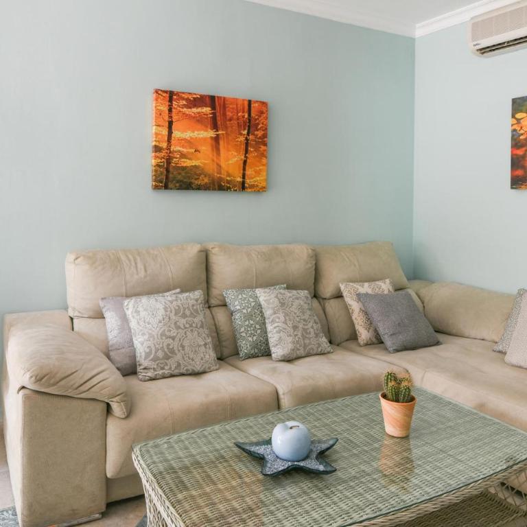 2 Bedroom Beach Front Apartment In Torremolinos - Apartamento de 2 dormitorios - 2