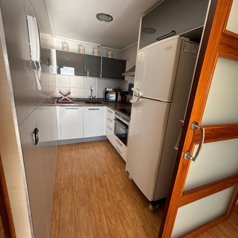 Apartamento primera línea playa Torrevieja El Palmeral - Two-Bedroom Apartment with Sea View - 14